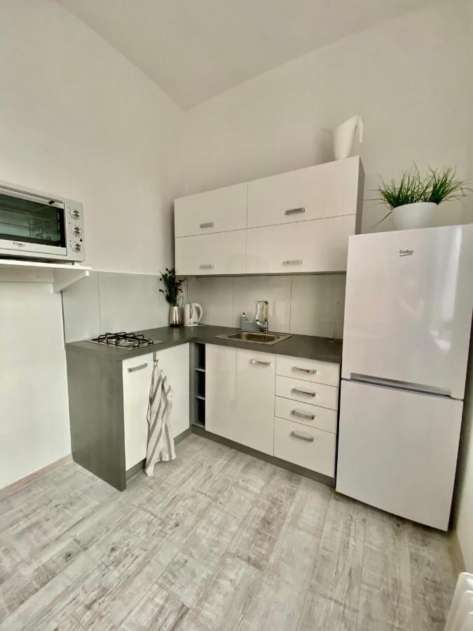 Marcus- Modern Relaxing Decin